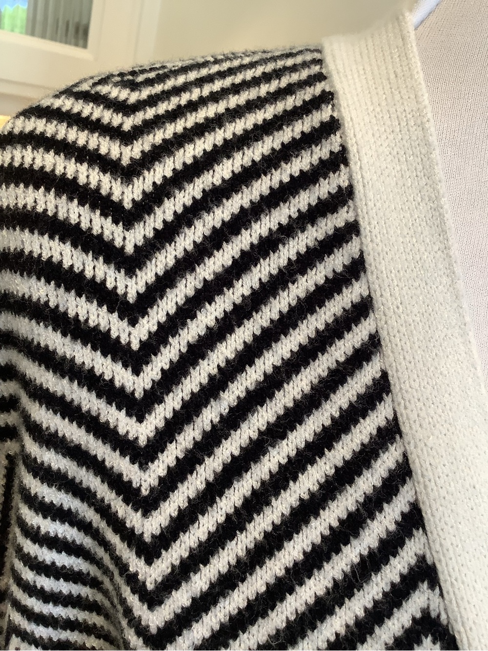 Commense Black & White Striped V-Neck Cardigan Size Large - Picture 3 of 10
